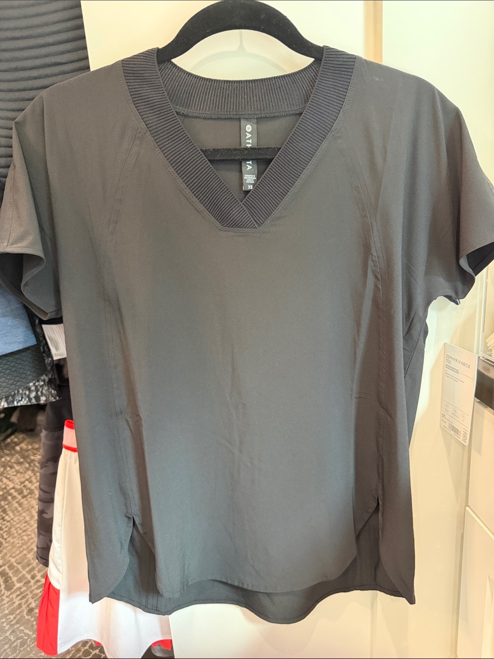 Athleta Zephyr v-neck tee
Size XS